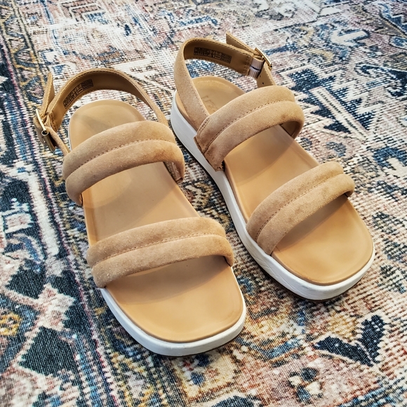 UGG Shoes - Ugg Lynnden Platform Sandal